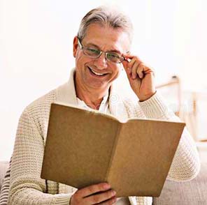 Hombre de mediana edad mirando un cuaderno